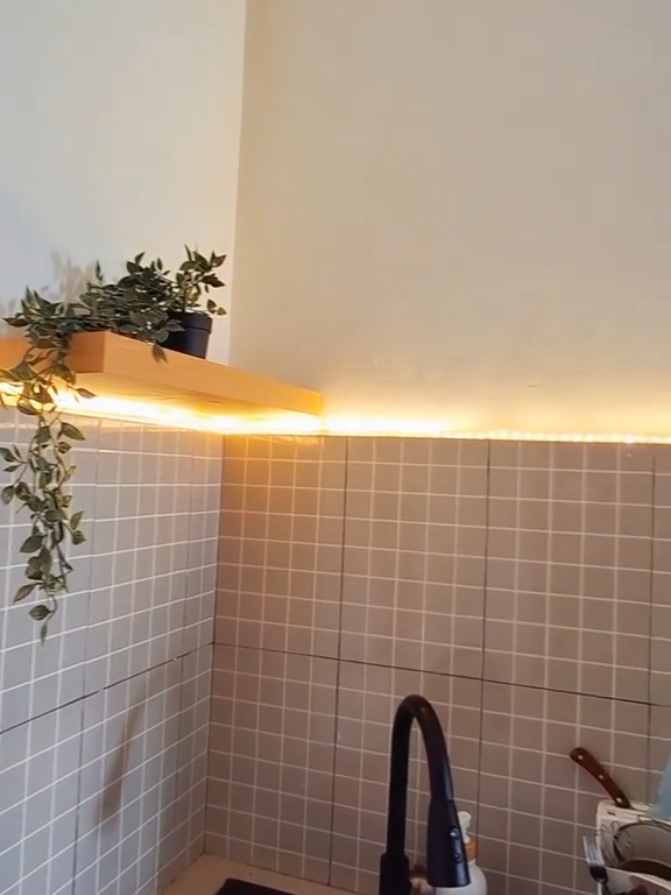 cuma lagi pasang lampu strip led ❤️ #dailyvlog #dailyminivlog #lampuled #lampuledstrip #lampistrip #lampustripwaterproof #lampuledstripmurah #inspirasidapur #inspirasidapurminimalis #dapurminimalis 