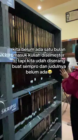 tolong bngtt ini ternyata akt 24 ngeliat akt 22, udh ky kita dl ngeliat kating akt 20😭. maba semester 5 sedang melakukan adegan dewasa yaitu pergi keperpus melihat skripsi kating”😭🙏🏻