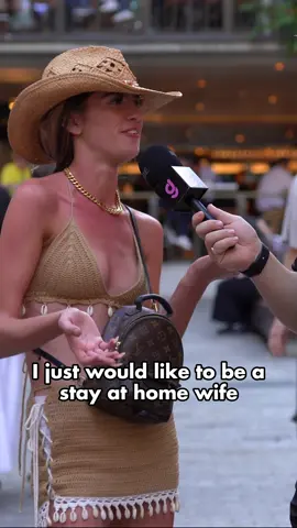What does she do for work living in📍Brisbane, Australia ✈️