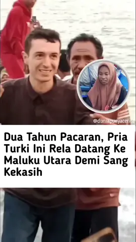 Bahagianya sampe sini 🥹🥹🥹 Pria Turki Ahmed dan Salmiati akhirnya tiba di Kabupaten Pulau Taliabu, Maluku Utara, Sabtu (31/8/2024). Keduanya sempat viral karena Ahmed yang rela menempuh jarak jauh dari Turki untuk menemui Salmiati di di Ibukota Luwuk, Sulawesi Tengah. Setelah bertemu, mereka juga ke kampung halaman Salmiati di Desa Wolio, Kecamatan Tabona, Pulau Taliabu. Keduanya menggunakan loangboat dari Ibukota Bobong menuju Desa Wolio. Dalam perjalanan itu, keduanya terkejut karema Di pesisir pantai Desa Wolio, keluarga Salmiati dan ratusan warga sudah menunggu kedatangan mereka. Hal itu sebagai terlihat dalam video singkat warga di akun Facebook Bung Dam. Dalam Postingan video itu menulis 