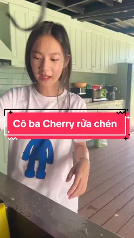 cô ba Cherry rửa chén, ăn cơm xong quay qua thấy con gái tự làm. Tuổi nhỏ làm việc nhỏ tuỳ theo sức của mình hen. Cám ơn Cherry nha 🤗  #LyHaiMinhHa #lyhaiproduction #latmatmovie #tiktokgiaitri #xuhuong #cherry #conlyhaiminhha 