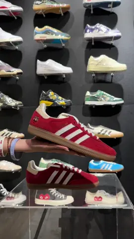 𝐔𝐧𝐛𝐨𝐱𝐢𝐧𝐠 𝐚𝐝𝐢𝐝𝐚𝐬 𝐒𝐚𝐦𝐛𝐚 𝐎𝐆 “𝐓𝐚𝐥𝐜𝐡𝐮𝐦 𝐏𝐚𝐜𝐤 𝐒𝐜𝐚𝐫𝐥𝐞𝐭” : nằm trong pack Samba “Talchum” - thông qua hình ảnh mặt nạ Talchum, 1 biểu tượng kinh điển của phong cách đường phố nhằm bày tỏ lòng tôn kính đối với văn hoá Hàn Quốc. Phối màu Scarlet với phần chất liệu da lộn có màu đỏ tươi - kết hợp cùng thiết kế cổ điển của nhà ba sọc đã làm tăng thêm điểm nhấn cho mọi outfit khi phối đồ. Hiện Samba Talchum đã và đang là sự lựa chọn của rất nhiều KOL, Celleb nổi tiếng trên toàn cầu. Cùng Kicks Sense điểm qua một số hình ảnh của phối màu đang làm mưa làm gió này nhé 😎 #hypebeast #StreetStyle #streetwear #adidas #adidasoriginals #samba #sambatalchum #unboxing #trending #fyp #viral 