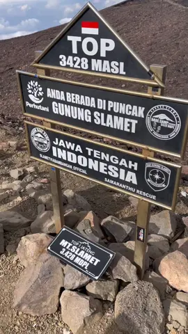 bukann kamu yang proo tapii mbah slamet mengijinkan kamu mengapai puncaknya,terimakasih semuanyaa mbahh slamett🙏🙏 #jateng #slamet #gunungslamet #pendaki #pendakigunung #pendakiindonesia #view #fyp #gunungslametviabambangan #gunungslamet3428mdpl 