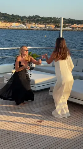 Chanter ABBA avec sa bff 🖤 #sainttropez #abba @itstoscane🌞 