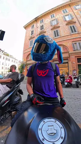Un sorriso tira l’altro, ma a quanto pare anche una foto tira l’altra🤣 #helmet #copricasco #stitch #reaction 