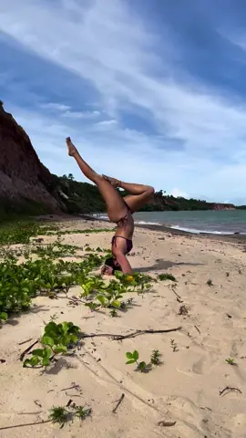 Lembranças de Cumuruxatiba 🤍  #yoga  #invertida #yogapose #bahia #cumuruxatiba #naturelovers #beachyoga 