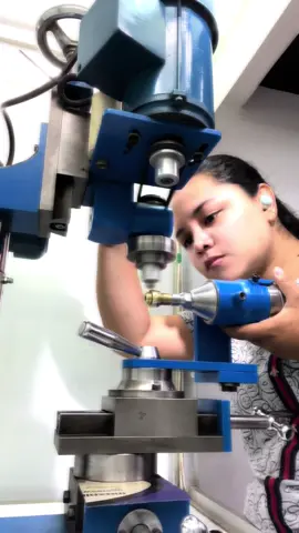 Diamantando argollas en oro 18k  #diamantadora #oro18k #argollasdematrimonio #laplatahuila #diseño #viral #joyeria #arte #plana #circular 