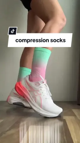 Sengaruh itu pake compression sock! Gak bikin pegel, enak dipake, dan warnanya kalcer! Ini beberapa manfaatnya: 1. Memberikan tekanan pada otot-otot kaki, yang bisa mengurangi getaran otot selama aktivitas fisik. Ini bisa membantu mengurangi rasa lelah dan risiko cedera otot. 2. Meningkatkan aliran darah dengan memberikan tekanan yang lebih tinggi di bagian bawah kaki dan lebih rendah di bagian atas. Ini membantu mendorong darah kembali ke jantung dengan lebih efisien, sehingga mengurangi risiko pembengkakan dan meningkatkan pemulihan setelah olahraga. 3. Dengan memberikan tekanan yang tepat, kaus kaki kompresi bisa membantu meningkatkan stabilitas pergelangan kaki dan kaki secara keseluruhan. Ini penting untuk olahraga yang melibatkan banyak gerakan lateral atau perubahan arah Gitu gengsss.. #compressionsocks #kaoskakiolahraga 