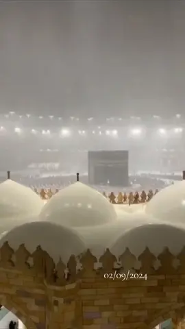 Amidst a heavy downpour with thunder and lightning, the beautiful recitation of Sheikh Dossary echoes around the Ka'bah. #makkah #quran #quran_alkarim #alhamdulillah #quranrecitation #soubhanallah #kaaba 