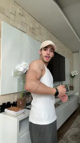 Gostei muito do destaque para os músculos  #academia #regata #treino #roupas #musculos #foryou 