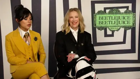 i love this duo 😂 #fyp #foryou #foryoupage #jennaortega #catherineohara #confused #funny #laugh #beetlejuice #interview #press 