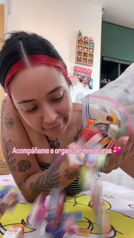 Acomodando miniaturas 💖✨🫶🏻 ¿Alguien más se muere de ternura con los detalles de las cosas pequeñas?, me encantan!, desde siempre desde morrilla me gustaba verlas y ahora estoy comenzando la colección y te la quiero mostrar. . : . : . : . . : . : #chavitaloca #miniaturas #minibrands #cosaspequeñas #juguetesminiaturas 