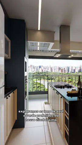 ➿ Transformação completa! 🥰✨  Nosso desafio foi integrar a cozinha, sala e varanda, trazendo a verdadeira identidade da nossa cliente à tona. 🛋️  Com uma ilha enoooorme, novos revestimentos, cores que acolhem e um layout que otimiza cada espaço, criamos um ambiente moderno e cheio de personalidade.  Quem aí também está apaixonado por essa mudança? 😍💚💙  #designdeinteriores #antesedepois #Transformação #homedesign #paicoarquitetura #cozinhaplanejada #apartamentopequeno #cozinhacolorida #cozinhaprovençal #lifeparkalphaville 