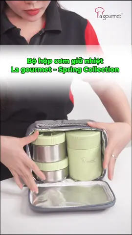 Bộ hộp cơm giữ nhiệt Spring Collection với 3 món cực kì tiện lợi, được sữ dụng inox 304 cực kì an toàn cho sức khỏe, đi kèm là túi xách rất thời trang và phù hợp với các bạn sinh viên hay nhân viên văn phòng #Springcollection #hopcomgiunhiet #hopcomvanphong 