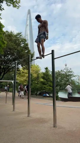 중력을 무시하면 생기는일😱 #무중력 #공중부양 #석촌호수   #calisthenics #streetworkout #workoutmotivation #길거리운동 #맨몸운동 #머슬업 #묘기 #운동 #프리스타일#스트리트워크아웃#철봉묘기 #철봉묘기하는남자
