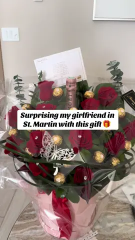 This was such a sweet treat but it was a hassle bringing it back with us 🤣 wait for the youtube vlog #anniversary #femsoftiktok🏳️‍🌈 #lgbtq🏳️‍🌈 #traveltiktok #wlw #flowerarrangement 