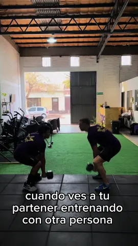 BUEEN MIERCOLEEEEES!!!! 👑💜 Que tu partener entrene con otro ¿es traición? Déjanos tu opinión en los comentarios y contanos si alguna vez te pasó 🤩😂 #tres #tresfitness #Fitness #fitnessmotivation #crossfit #wellness #reels #humor #partener #traicion 