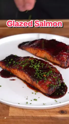 Honey glazed salmon will never let you down #salmonrecipe  1 pound salmon  2 tbsp unsalted butter  3 tbsp soy sauce  2 tbsp honey  2 tsp white vinegar  2 tsp garlic minced  2 tsp ginger minced  1 tbsp sriracha or other chili paste  Squeeze of lemon 