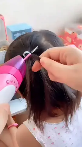 O Kit de Cabelo com Aplicador de Miçangas  é um brinquedo inovador que permite às crianças e jovens personalizarem seus penteados com miçangas coloridas. O kit inclui uma maquininha aplicadora, pente de cabelo e miçangas sortidas, tudo pensado para proporcionar uma experiência criativa e divertida. Criatividade sem limites: Permite criar penteados únicos e coloridos, estimulando a imaginação. Desenvolvimento de habilidades: Combina moda e artesanato, ajudando a desenvolver habilidades motoras finas e criatividade. Diversão garantida: Proporciona uma experiência envolvente e divertida, onde cada criança pode expressar seu estilo pessoal. Fácil de usar: O aplicador de miçangas é simples e seguro, permitindo que crianças de várias idades usem sem dificuldades. Conteúdo completo: O kit vem com tudo necessário para começar a criar penteados imediatamente, evitando a necessidade de comprar acessórios adicionais. Durabilidade: Feito com materiais de alta qualidade, garantindo um produto resistente e duradouro.