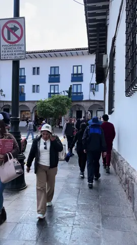 La Plaza Mayor de Cusco, o Plaza de Armas, es el epicentro histórico y cultural de la ciudad. Rodeada de impresionantes edificios coloniales con balcones de madera, destaca por su fuente central con la estatua del Inca Pachacútec. A su alrededor se encuentran la Catedral de Cusco y la Iglesia de la Compañía de Jesús, reflejando la mezcla de la arquitectura inca y española. Es un lugar vibrante donde se celebran festividades y se vive la esencia de Cusco. #Cusco #CuscoPeru #VisitCusco #CuscoTravel #CuscoAdventure #DiscoverCusco #ExploreCusco #CuscoTourism #CuscoExperience #CuscoMagic #CuscoVibes #CuscoHeritage #CuscoInspiration #CuscoJourney #CuscoHistory #MachuPicchu #SacredValley #IncaTrail #PeruTravel #TravelPeru #VisitPeru #PeruAdventure #ExplorePeru #PeruCulture #PeruTourism #PeruExperience #PeruJourney #TravelSouthAmerica #SouthAmericaTravel #LatinAmericaTravel