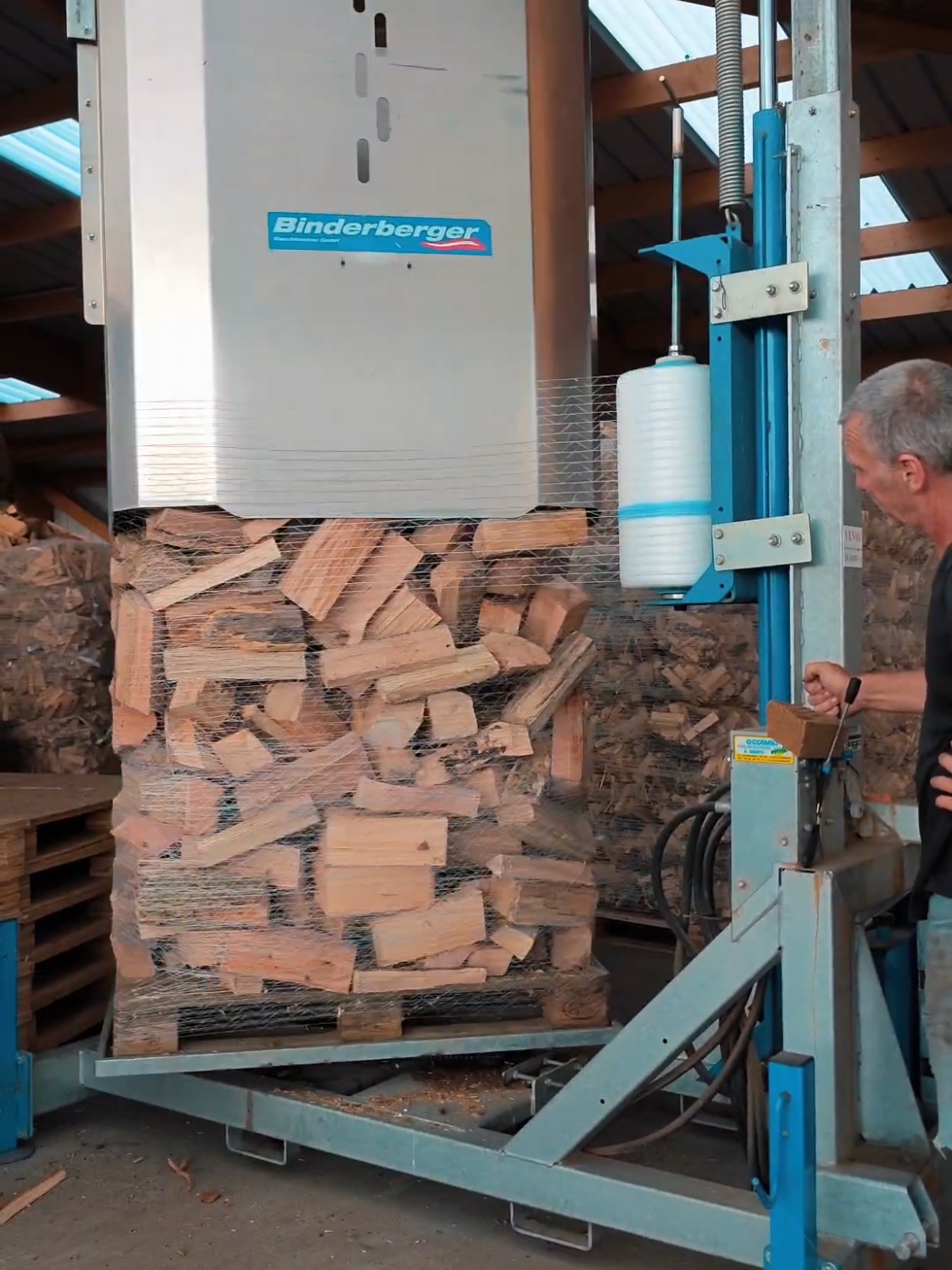 production de bois dur en vrac, en filet ! la super binderberger pour mettre les bûches en filet 🤩 #boisdechauffage #bois #energie #nord #foret #hautsdefrance #onf #chthibois #hondeghem 