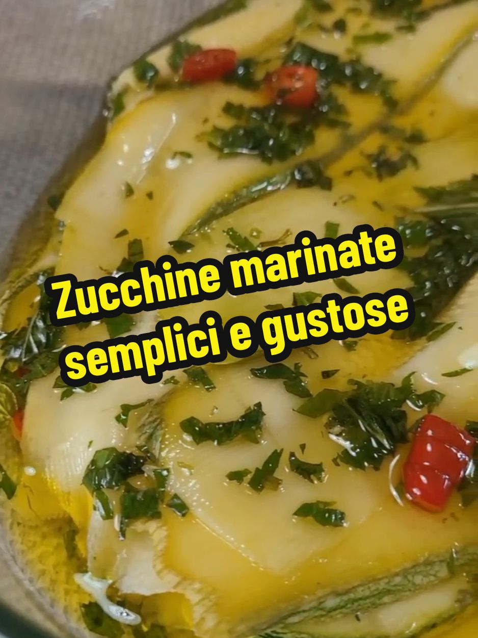 Zucchine marinate semplici e gustose. 🫶  Ingredienti:  1 zucchina grande 1 limone spremuto  3 cucchiai di aceto di vino bianco  2 spicchi aglio  qb sale  1 manciata di menta romana  1 peperoncino  mezzo bicchiere di olio extravergine  #piattoriccomicificco  #lacucinadigilda  #andiamoneiperte 