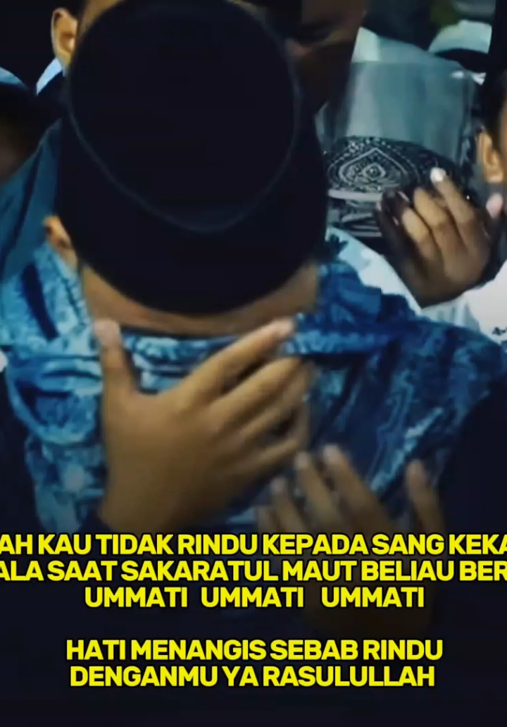Rindu yang tak tertahankan, menangis tersedu sebab rindu kepadamu Ya Rasulullah, Tatkala engkau Sakaratul Maut, yang di fikirkan engkau adalah Ummati Ummati Ummati, begitu besar perjuanganmu untuk kami Ya Rasulullah 😭 #fypシ゚viral #mahalulqiyam #sholawat #habibhaydaralhaddar #majelissholawat #alhikmah 