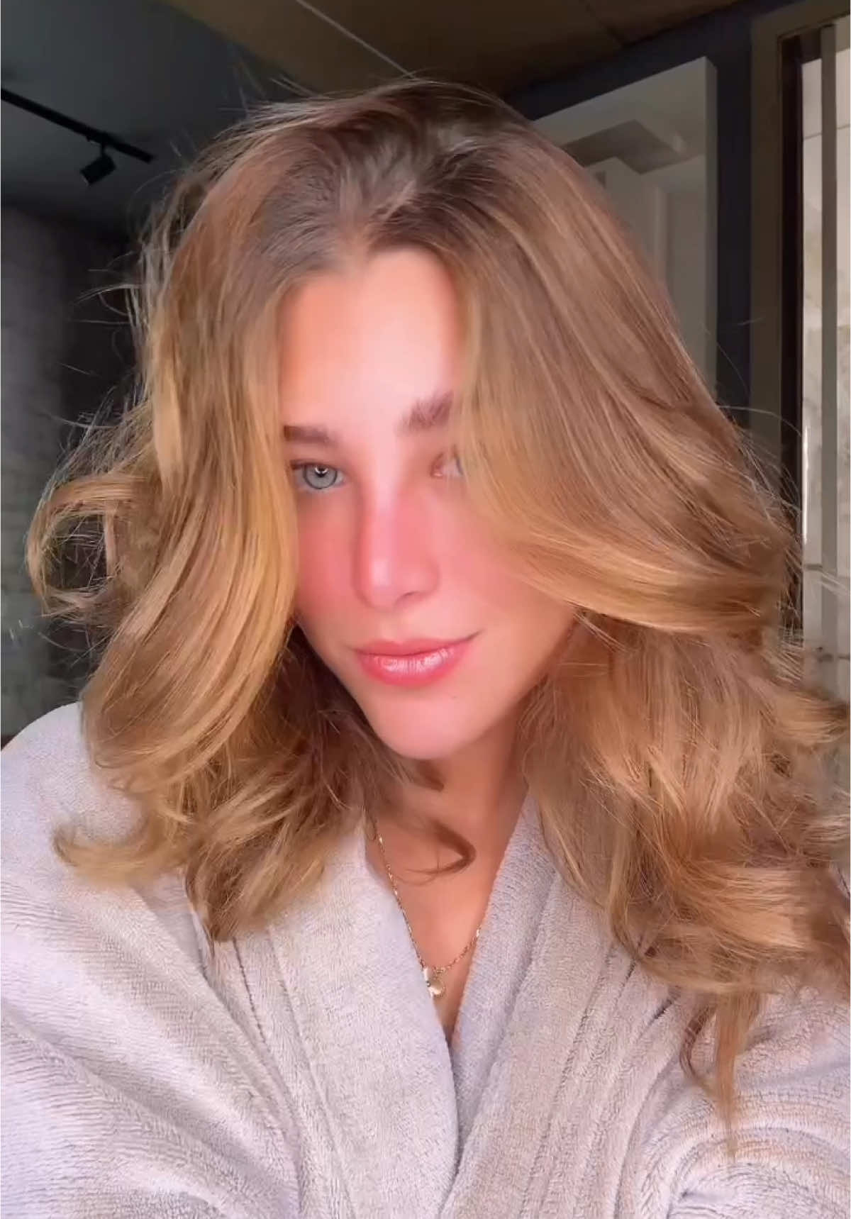 @Fiorella Baute using Peach Bellini, Pitaya Punch & Pink Cosmo for a golden hour look! ✨💕 #goldenhour #belahbeauty #maquillaje #blush 