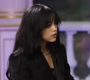 her laugh omgg #fyp #foryou #foryoupage #jennaortega #smile #pretty #laugh #press #interview #suit 