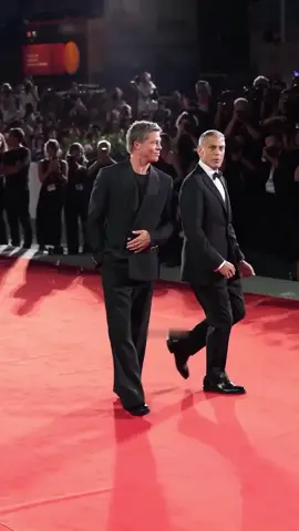✨️ C U A N T A 🎩 E L E G A N C I A ✨️ ¡Llegando a la reunión con estilo! 👍🏻⭐️🕴!!! #BradPitt y #GeorgeClooney presentes en el #VeniceFilmFest2024 para presentar #WOLFS 📺 La Biennale di Venezia #familiamrcine #Estrenos #music #cinema #streaming #mondaymotivation #Hollywood #Stars #Legends #GrownMan #Elegant  - Divo Z  🖤 🩶 ✨️ #DivoZ 🎩 