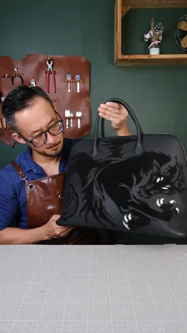 The firm seams of handmade bags are like the strong will of women, unyielding and tenacious. ☎We can customize the leather,color,size and style you like. Pls Message or Email me WhatsApp and Email on my profile. #handmadebag #bag #luxurybag #designerbags #handcrafted #handmadepurse #leatherpurse #leatherbag #customized #gift #bagdesign #shoulderbag #totebag #custommade #bagmaking #fashion #usabag #usabags 
