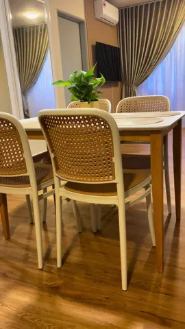 Haaa first video hari tuu ramai tanya beli dining table ni dekat mana kan, ok dah boleh check beg kuning sekarang.  #mejaaesthetic #diningtable #diningroom #mujistyle #japandi #japandistyle #mujihome #homedecor #minimalist #mejamakan4kursi 