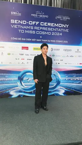 Ông Nguyễn Hữu Hoà - CEO Phường Hoa Flower tại thảm đỏ Send-Off của Hoa Hậu Bùi Xuân Hạnh - Road To Miss Cosmo 2024 💙 #BuiXuanHanh #RoadtoMissCosmo  #HoaHauHoanVuVietnam #MissCosmoVietnam #MissCosmo  #UniCorp #UniMedia #UniNetwork #TikTokGiaiTri #PhuongHoaFlowers  