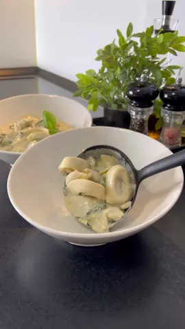 Selam canlar 🤍 Çok lezzetli ıspanaklı tortelini tarifim var sizlere 😍 • 🥬tarif: 500 gr Tortellini 2 diş sarımsak Biraz zeytinyağ  250 gr krema (15%yağlı) 150 ml süt 200 gr ekşi krema 1,5 tatlı kaşığı sebze çeşnisi 1 tatlı kaşığı karabiber  30 gr parmesan 200 gr bebek ıspanak  🥬yapılışı: Tortellinileri 2 dk tuzlu suda haşlıyalım. Tavada sarımsakları zeytinyağ ile kavuralım. Krema, süt, ekşi krema, baharatlar ve parmesan peynirini ilave edip karıştıralım. İçerisine ıspanakları ilave edip karıştıralım. Haşlanan Tortellinileri ilave edip karıştıralım. 5 dk pişirelim. Afiyet olsun 😍 • • Hallo meine Lieben 🤍 Heute habe ich ein Tortellini Rezept für euch mit cremiger Spinat Soße 😍 • 🥬Rezept: 500 gr Tortellini 2 Knoblauchzehe Etwas Olivenöl  250 ml Kochsahne (15% Fett) 150 ml Milch 200 gr Schmand 30 gr Parmesan 1,5 Teelöffel Gemüsebrühe 1 Teelöffel Pfeffer 200 gr Babyspinat 🥬Zubereitung: Tortellini im Salzwasser für 2 Minuten kochen. Knoblauch mit etwas Öl braten. Kochsahne, Milch, Schmand, Parmesan, Gewürze zugeben miteinander mischen. Babyspinat zugeben weiter mischen. Die Tortellinis zugeben miteinander mischen. Für 5 Minuten köcheln lassen.  Guten Appetit 😍 • • #food #Foodie #foodblogger #foodblog #blog #yemek #noodle #noodles #creme #fy #fyp #foryou #nefis #inspo #inspiration #goodfood #foodporn #foodstagram 