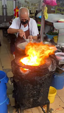 Must-Try Wok Skills Master Black Noodles in Malaysia #jjajangmyeon #blacknoodle #fyp #viral #tiktokfood  📍Lao Ping Hokkien Mee @ Sea Park Restaurant In Malaysia https://maps.app.goo.gl/hCs5mKConXmAxopm9 23, Jalan 21/1, Sea Park, 46300 Petaling Jaya, Selangor, Malaysia ⏰ 5pm open