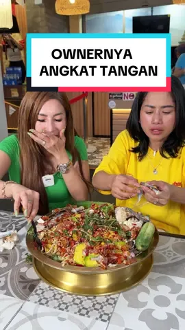 Di balik sukses dan viralnya video Omay Farida Nurhan Mukbang Somtam Quinn Kitchen ada Owner yang ngoeh - ngoeh  sampai batuk - batuk kepedesan Saus Somtam buatannya sendiri. Yang pada nanya, tangannya Omay nggak wedhangen apa? Aman, tangannya Omay sudah ngapal, artinya sudah kuat - tahan banting luar dan dalam #faridanurhan #awurawuremplok #serunyaditiktok #foryourpage #fyp #somtam 