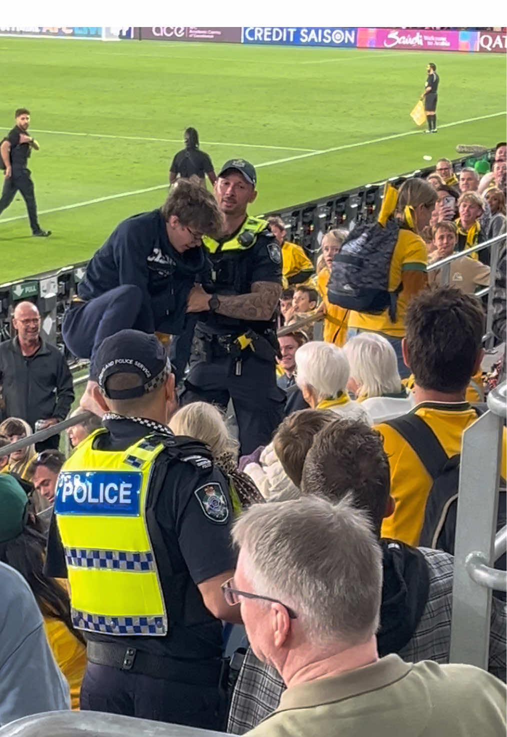 pitch invader #cbus #gc #viral #fyp #socceroos #football #australia @Raul ✝️ 
