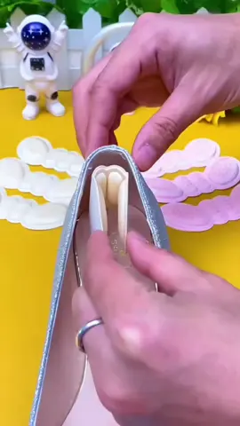 Đeo miếng dán chống mòn và chống tuột vào gót chân, bạn không cần phải lo lắng về đôi giày mới mua. Nếu giày bạn bị mòn, bạn cũng có thể mua giày lớn hơn. Thật tiện lợi và thiết thực!! #mienglotgotgiay #tienich #thietthuc #jizonguyen 