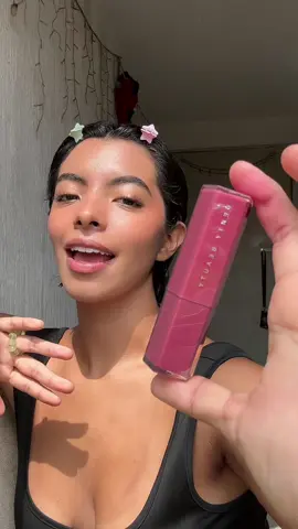 Gloss Bomb Stix en el tono RIRI #fentybeauty #rihanna #glossbombstixs #riri #makeup #grwm #viral #fentybeautyglossbomb #fentybeautybyrihanna 