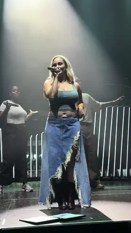 my fav since 2017 @Jorja Smith #jorjasmith #jorja #smith #berlin #tempodrom #performance #singer #live #onmymind #fyp #foryou #foryoupage 