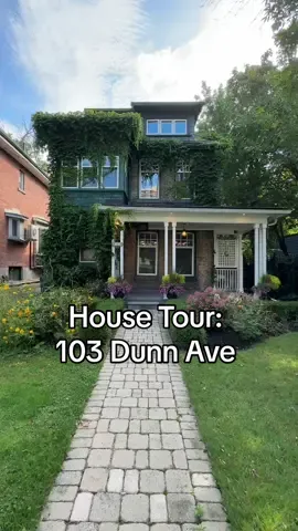 This house screams fall and dark academia vibes 🖤 #hometour#hometours#housetour#housetours#buyersagent#sellersagent#ontariohousingmarket#houseforsale#dreamhome#ontariohousetour#ontariohometour#torontohouse#torontohousetour#torontohome#torontohometours#bloxburginspo#simsinspo#realestate#realestateagent#realtor#torontorealtor #theotherstallone #simonastallone 