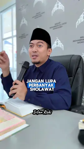 **Hari Jumat, Perbanyak Sholawat!** 🌿✨ Hari Jumat itu spesial banget, lho. Selain jadi hari yang penuh keberkahan, kita dianjurkan untuk memperbanyak sholawat. Allah berfirman, *