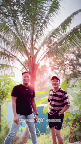 Jangan sebut inisialnya 🤪 #juraganhandsome #bundaratu #ruwetinmylive #ngopi #guyonan @Widowatidyah_p @Vicky Kodo 