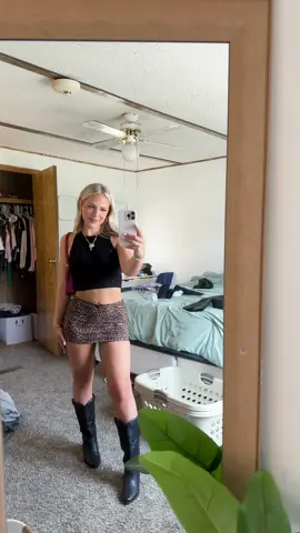 i kindaaa wanna be more than friends #youneedthisskirt #lepord #lepordskirt #cheetah #cheetahskirt #ediktedskirt #edikted #outfitinspo #fyp 