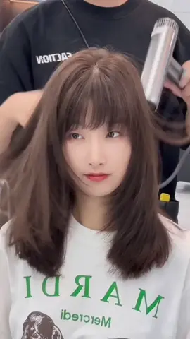 Tóc dày làm kiểu này xinh lắm nhé #layerngangbầu #duỗihơinước #duỗitựnhiên #minhrhairquan7 #xuhuong #nâulạnh #máipháp #màunhuomtonda #salonquan7 #salontocquan7 