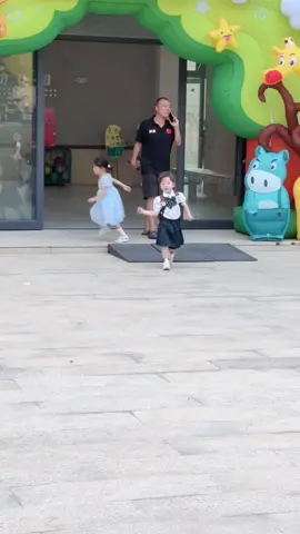 Con chào cô chú à 