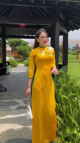 Mã vàng thêu hoa nổi phối cổ xanh nhìn lạ mắt quá đi ạ #aodaitaythi #aodaitaythitheu #aodaidinhket #aodaithietke #aodaiquynhnguyen 