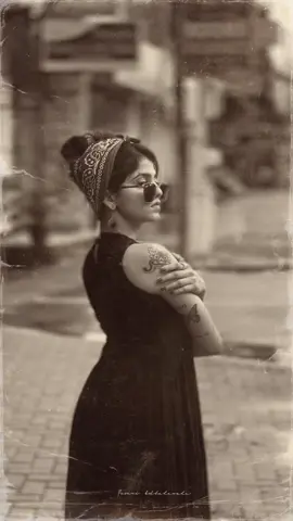 අරලිය ලන්දට – සඳ පායන කොට තුරුලිය මල් වට – බඹරු බමන විට සිය සිය සිය දහසට – ඇඟිලි ගණිනා මට ඔබ ගැන සිහිවෙනවා.. එතකොට ගී පද ලියැවෙනවා… #fyp #oldies #somebtsshots #foryou #srilankan_tik_tok #foryoupage #sl_official #trending #mood #vintage #selflove #sltiktok #travelgirl #foryourpage #sl_official #trending #mood #vintage #selflove #sltiktok #travelgirl #foryourpage #tiktoktrainment #song #vintage #classic #Love 