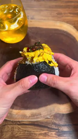 #PR #綾鷹 #おにぎりと綾鷹 おにぎりには綾鷹が欠かせない。 ✅ヤンニョムのりたまおにぎり 【材料】 ねぎ : 1/3本 赤とうがらし （生） : 1/2本 にら : 1/4束 すりごま （白） : 大さじ1 おろしにんにく : 小さじ1 しょうゆ : 大さじ2 卵 : 2個 塩 : 少々 【作り方】 ①ねぎ、赤とうがらし、にらをみじん切りにする。 ② ボウルに①とすりごま （白） : 大さじ1、おろしにんにく : 小さじ1、しょうゆ : 大さじ2を加えて、混ぜ合わせる。 ③卵に塩を混ぜ溶き、油を熱したフライパンに流し入れ半熟になったら取り出す。 ④ ごはんを2等分し、中央に③と②をのせて、おにぎりを作り、海苔を巻いて、完成。 ✅鮭筋子おにぎり 【材料】 ご飯 : 200g 鮭 : 適宜 すじこ : 適宜 焼き海苔 : 適宜 【作り方】 ①ご飯と鮭を混ぜる。 ②真ん中にすじこ入れておにぎりを握る。 ③手塩をつけて握り、海苔を巻いて完成。 ✅そぼろ卵黄おにぎり 【材料】 ご飯 : 200g 卵黄 : 1個 合挽き肉 : 50g すき焼のたれ : 20ml 焼き海苔 : 適宜 【作り方】 ① 小さめの容器に卵黄を入れ、すき焼きのタレを卵黄が浸かる程度に注ぐ。ラップをし、冷蔵庫で一時間以上つける。 ②フライパンに合挽き肉 : 50g、すき焼のたれ : 20mlを入れて火にかけ、混ぜながら汁気がなくなるまで炒める。 ③ ごはんを2等分し、中央に②をのせて、おにぎりを作り、海苔を巻いて、上部に①を載せて完成。