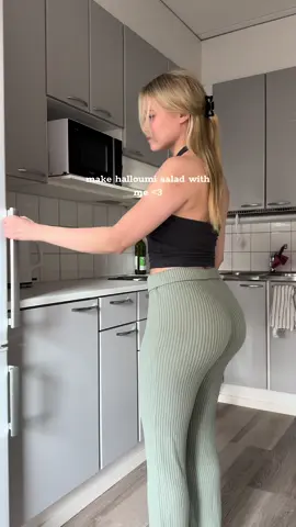 Should I make more of these videos? 🫶🏼 #fyp #halloumisalad #makedinnerwithme 
